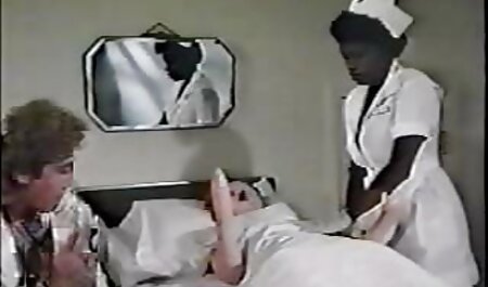 Een man duwde een ledemaat in lesbische sex film een zwart gat.