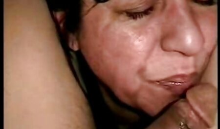 Beschutte Russische man lesbische massage film frituurt een jonge hoer.